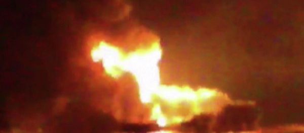 This frame grab of a video from the news station Noticias Ciudad del Carmen shows a fire burning at an oil platform in the Gulf of Mexico along the Mexican coast before sunrise on Wednesday, April 1, 2015. This frame grab of a video from the news station Noticias Ciudad del Carmen shows a fire burning at an oil platform in the Gulf of Mexico along the Mexican coast before sunrise on Wednesday, April 1, 2015. - Sputnik International