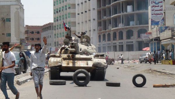 Militiamen loyal to Yemen's President Abed Rabbo Mansour Hadi take positions at a street in Aden, Yemen, Thursday, April 2, 2015. - Sputnik International
