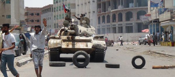 Militiamen loyal to Yemen's President Abed Rabbo Mansour Hadi take positions at a street in Aden, Yemen, Thursday, April 2, 2015. - Sputnik International