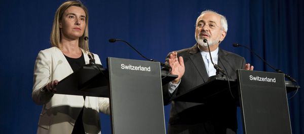 Iranian Foreign Minister Javad Zarif (R) delivers a statement, flanked by European Union High Representative for Foreign Affairs and Security Policy Federica Mogherini, at the Swiss Federal Institute of Technology in Lausanne on April 2, 2015 - Sputnik International