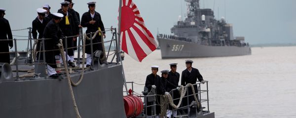 Japanese navy officers stand on the deck of Japan Maritime Self-Defense Force's vessel docked at Thilawa port, Myanmar. - Sputnik International