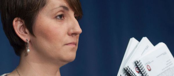 Jennifer Smith displays copies of the unofficial Air Force songbook as she speaks at a news conference in Washington, DC. - Sputnik International