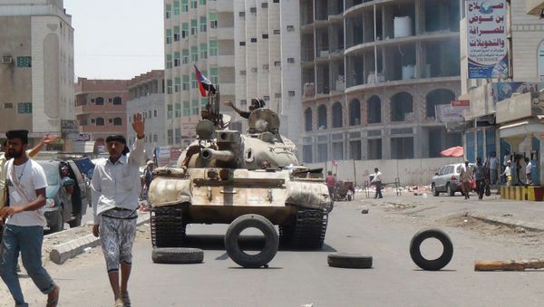 Militiamen loyal to Yemen's President Abed Rabbo Mansour Hadi take positions at a street in Aden, Yemen - Sputnik International