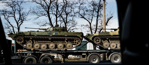 Armour Personnel Carriers loaded on a truck in the eastern Ukrainian city of Donetsk. Armour Personnel Carriers loaded on a truck in the eastern Ukrainian city of Donetsk. - Sputnik International