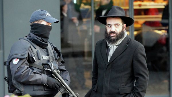 A police officer talking to a Jewish person outside the kosher grocery where Amedy Coulibaly killed four people earlier in a terror attack, in Paris, France. - Sputnik International