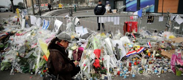 A woman lighting a candle outside the kosher grocery where Amedy Coulibaly killed four people in a terror attack, in Paris, France. - Sputnik International