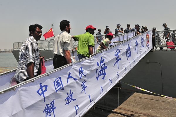 Non-Chinese citizens board a Chinese navy ship during an evacuation from Aden, April 2, 2015. - Sputnik International