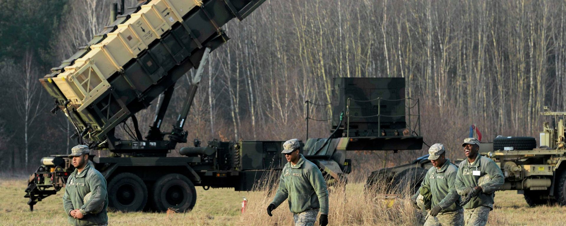 U.S soldiers walk next to a Patriot missile defence battery during join exercises at the military grouds in Sochaczew, near Warsaw U.S soldiers walk next to a Patriot missile defence battery during join exercises at the military grouds in Sochaczew, near Warsaw - Sputnik International, 1920, 01.11.2021