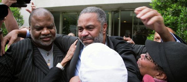 Friend Lester Bailey, left, and others greet Anthony Ray Hinton, center, as Hinton leaves the Jefferson County jail, Friday, April 3, 2015. - Sputnik International
