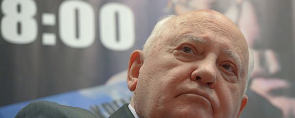 Mikhail Gorbachev meets with readers during presentation of his book After the Kremlin Mikhail Gorbachev meets with readers during presentation of his book After the Kremlin - Sputnik International