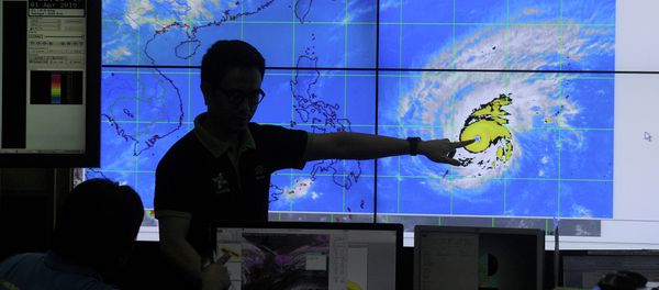 Meteorologists from the Philippine Atmospheric, Geophysical and Astronomical Services Administration (PAGASA) monitor and plot the direction of super typhoon Maysak at PAGASA headquarters in suburban Manila on April 1, 2015 - Sputnik International