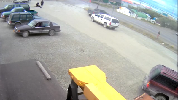 Screen shot from surveillance footage showing a police officer in Alaska repeatedly slamming a man to the ground in a store parking lot during an arrest last summer Screen shot from surveillance footage showing a police officer in Alaska repeatedly slamming a man to the ground in a store parking lot during an arrest last summer - Sputnik International