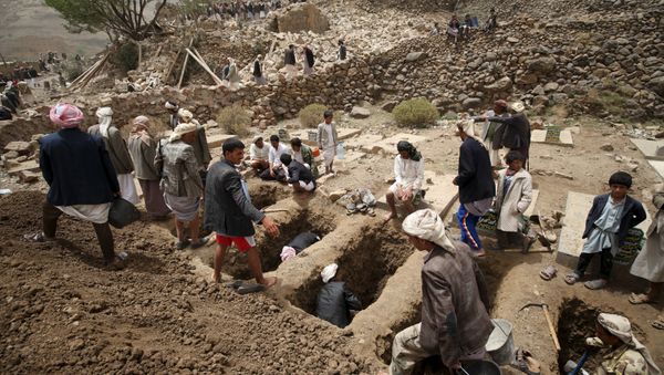 People dig graves for the victims of an air strike in Okash village near Sanaa April 4, 2015 People dig graves for the victims of an air strike in Okash village near Sanaa April 4, 2015 - Sputnik International
