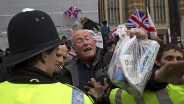 Members of PEGIDA (Patriotic Europeans Against the Islamisation of the West) shout during a rally on Whitehall in central London April 4, 2015. - Sputnik International