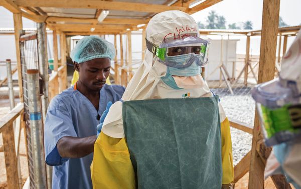 In this photo taken on Monday, March 2, 2015, a health care worker prepares a colleague's virus protective gear before entering a high risk zone at an Ebola virus clinic operated by the International Medical Corps in Makeni, Sierra Leone - Sputnik International