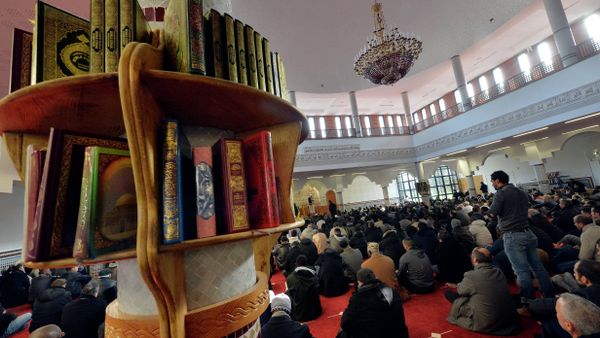 Muslim people take part in the Friday prayer at the Assalam mosque on January 23, 2015 in the western French city of Nantes Muslim people take part in the Friday prayer at the Assalam mosque on January 23, 2015 in the western French city of Nantes - Sputnik International