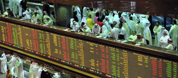 Kuwaiti traders follow the market's movement at the Stock Exchange in Kuwait City on September 16,2013 - Sputnik International