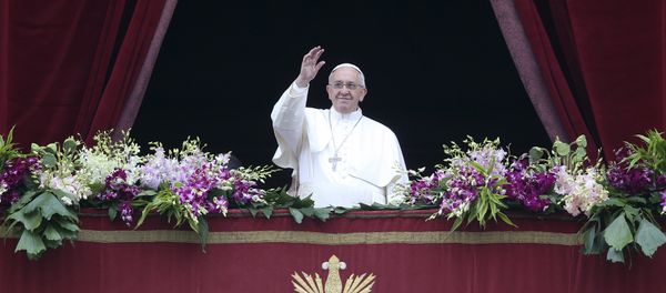 Pope Francis waves as he delivers a Urbi et Orbi message from the balcony overlooking St. Peter's Square at the Vatican April 5, 2015 Pope Francis waves as he delivers a Urbi et Orbi message from the balcony overlooking St. Peter's Square at the Vatican April 5, 2015 - Sputnik International