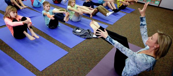 In this Dec. 11, 2012 file photo, Yoga instructor Kristen McCloskey, right, leads a class of third graders at Olivenhain Pioneer Elementary School in Encinitas, Calif. - Sputnik International