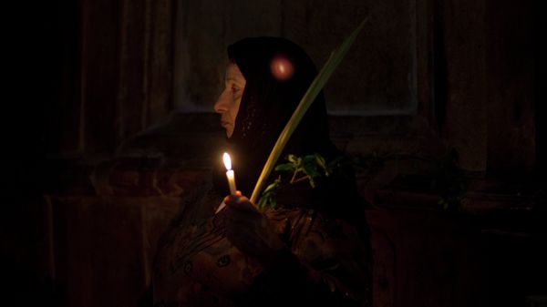 A Coptic woman holds a palm fond in the Church of the Holy Sepulcher, traditionally believed by many to be the site of the crucifixion and burial of Jesus Christ during Orthodox Palm Sunday, in Jerusalem, Sunday, April 5, 2015 - Sputnik International