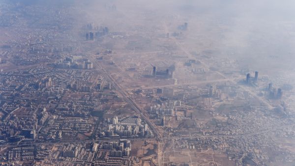 Smog envelops buildings on the outskirts of the Indian capital New Delhi Smog envelops buildings on the outskirts of the Indian capital New Delhi - Sputnik International