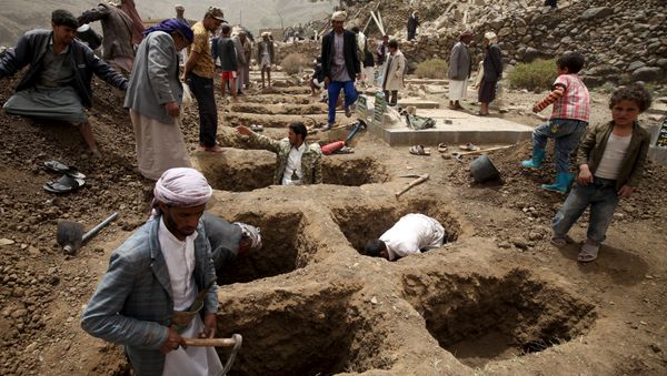 People dig graves for the victims of an air strike in Okash village near Sanaa April 4, 2015 - Sputnik International
