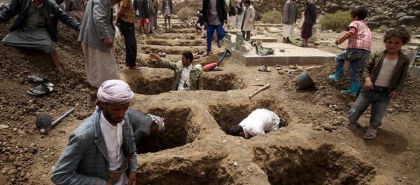 People dig graves for the victims of an air strike in Okash village near Sanaa April 4, 2015 - Sputnik International