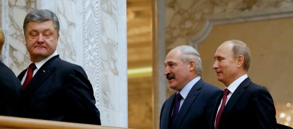 Ukrainian President Petro Poroshenko, left, is followed by Russian President Vladimir Putin, right, and Belarusian President Alexander Lukashenko, heading for a broader meeting involving senior officials in Minsk, Belarus, Wednesday, Feb. 11, 2015 - Sputnik International