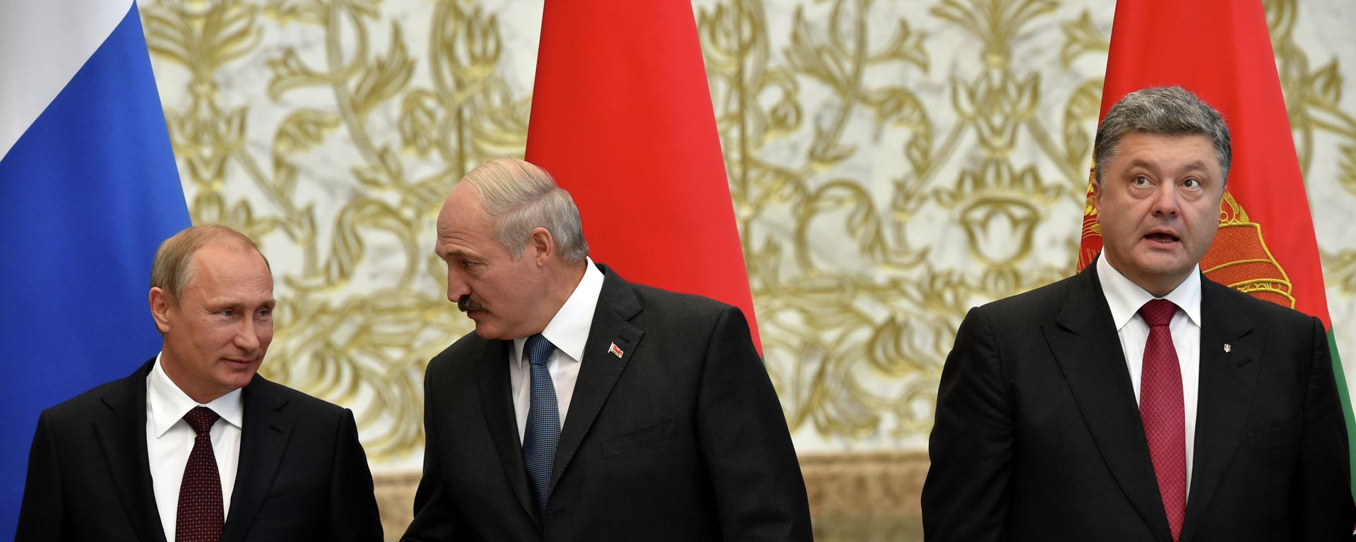 Belarus' President Alexander Lukashenko (C) gestures next to Russia's President Vladimir Putin (L) and Ukraine's President Petro Poroshenko as they meet in the Belarussian capital Minsk Belarus' President Alexander Lukashenko (C) gestures next to Russia's President Vladimir Putin (L) and Ukraine's President Petro Poroshenko as they meet in the Belarussian capital Minsk - Sputnik International, 1920, 31.01.2023