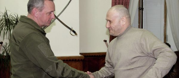 Ukrainian Chief of General Staff Viktor Muzhenko (left) meeting with Right Sector leader Dmytro Yarosh (right) - Sputnik International