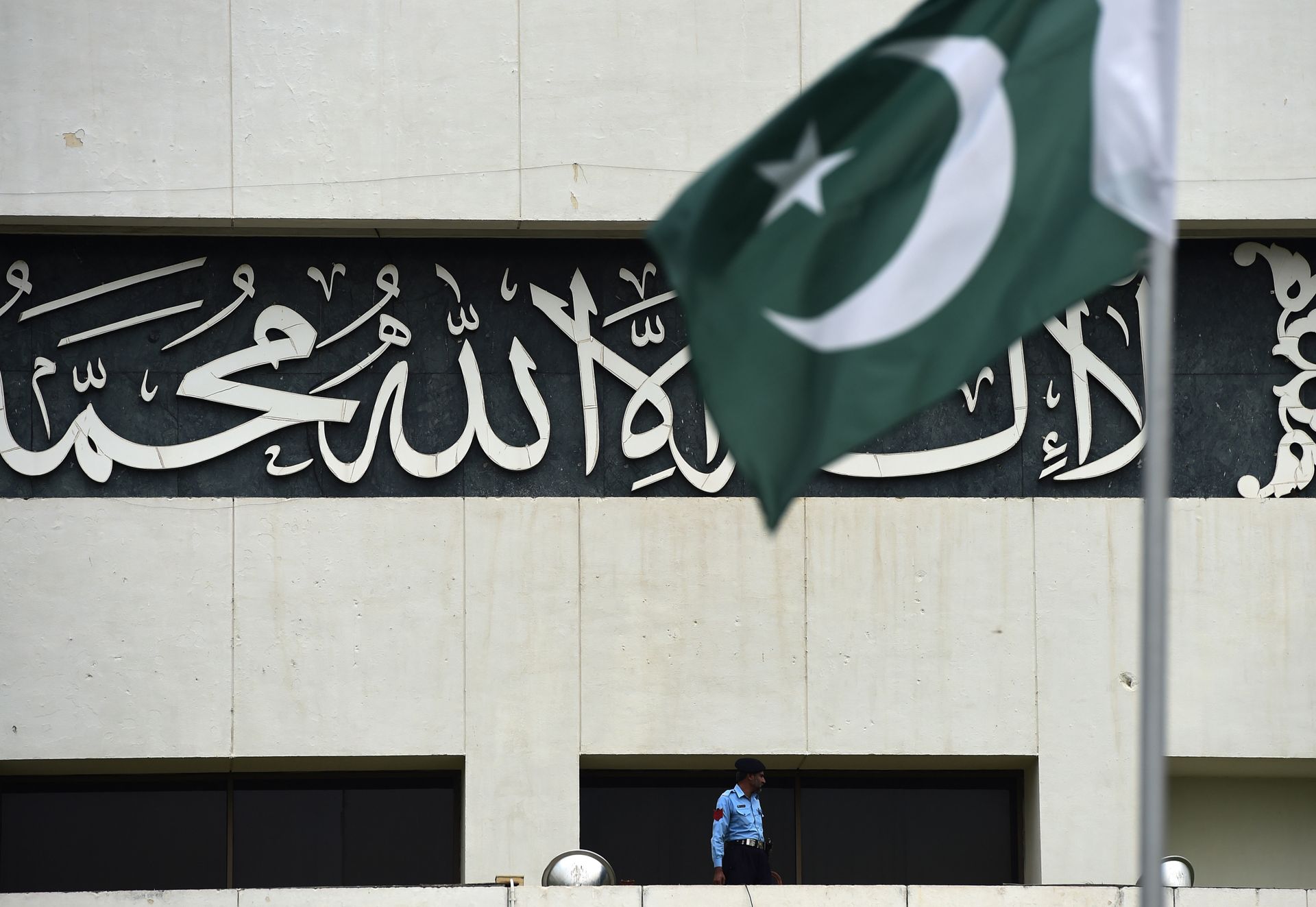 A Pakistani policeman stands guard on the roof of the parliament building during a special parliamentary debate on whether to join the Saudi-led military intervention against Shiite Huthi rebels in Yemen in Islamabad on April 6, 2015 - Sputnik International, 1920, 03.04.2022