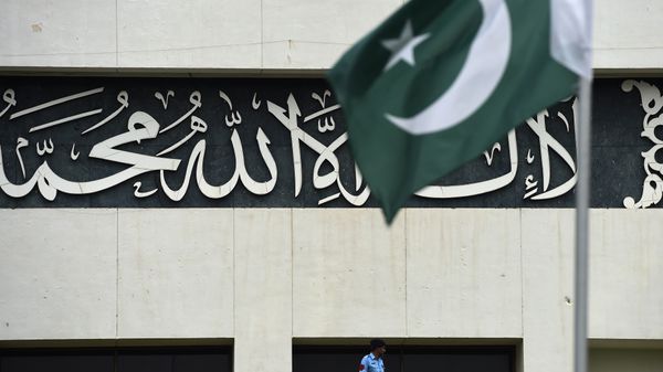 A Pakistani policeman stands guard on the roof of the parliament building during a special parliamentary debate on whether to join the Saudi-led military intervention against Shiite Huthi rebels in Yemen in Islamabad on April 6, 2015 - Sputnik International