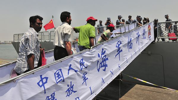 Non-Chinese citizens board a Chinese navy ship during an evacuation from Aden, April 2, 2015 Non-Chinese citizens board a Chinese navy ship during an evacuation from Aden, April 2, 2015 - Sputnik International