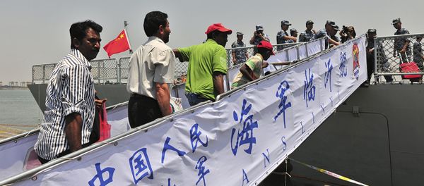 Non-Chinese citizens board a Chinese navy ship during an evacuation from Aden, April 2, 2015 Non-Chinese citizens board a Chinese navy ship during an evacuation from Aden, April 2, 2015 - Sputnik International