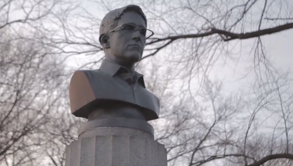 A group of anonymous artists illegally installed a 100-pound bust of whistleblower Edward Snowden. - Sputnik International