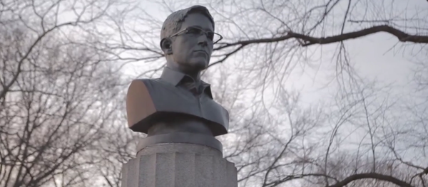 A group of anonymous artists illegally installed a 100-pound bust of whistleblower Edward Snowden. - Sputnik International