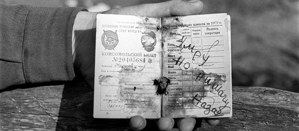 Komsomol ID of a Soviet WWII soldier, with words [I] will die but won't retreat scribbled on it. - Sputnik International