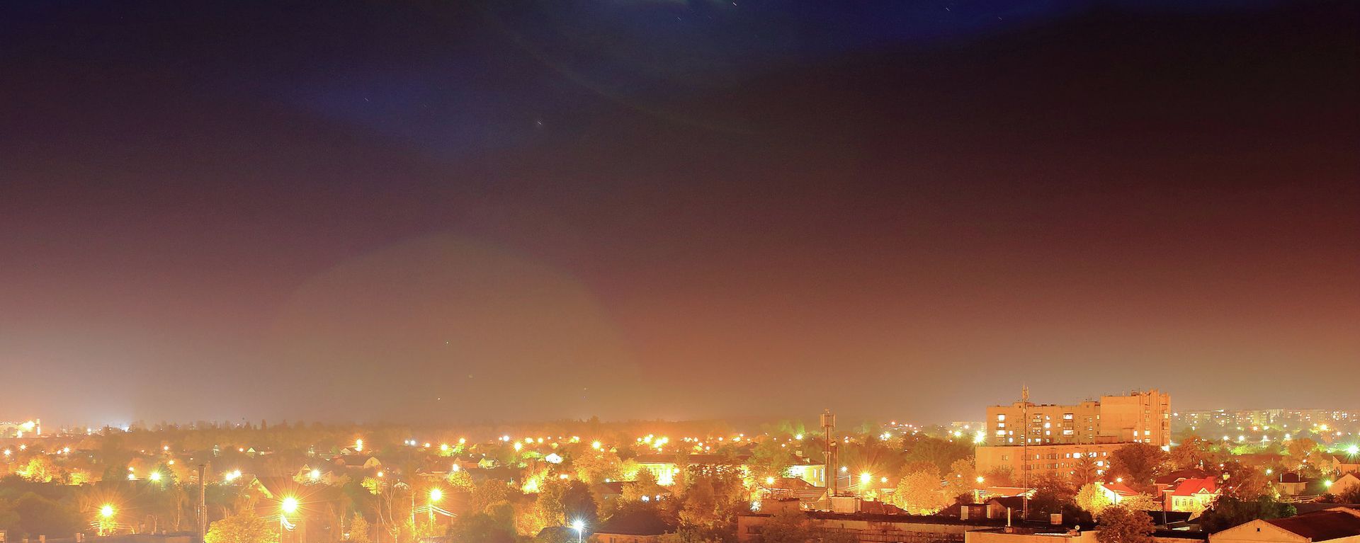 A UFO over a town - Sputnik International, 1920, 26.06.2021
