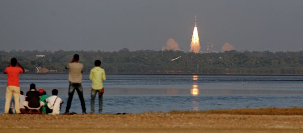 People watch the PSLV-C27 take off carrying India's fourth navigational satellite, in Sriharikota, India, Saturday, March 28, 2015 - Sputnik International