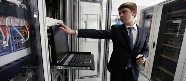 A technical support engineer working at the new air traffic control center in Kaliningrad's Khrabrovo Airport - Sputnik International