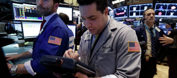 Trader Joseph Lawler, center, works on the floor of the New York Stock Exchange, Thursday, March 5, 2015 - Sputnik International