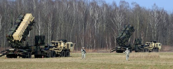 This picture taken on March 21, 2015 shows US troops from the 5th Battalion of the 7th Air Defense Regiment emplace a launching station of the Patriot air and missile defence system at a test range in Sochaczew, Poland - Sputnik International