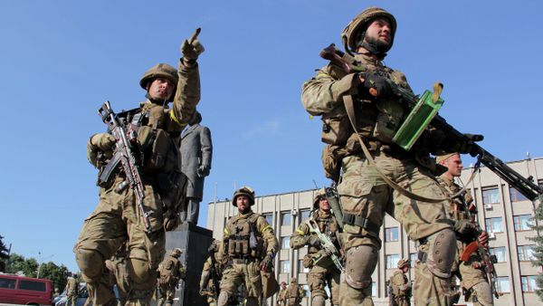 In this photo taken on Saturday, July 5, 2014, Ukrainian soldiers walk outside the city government headquarters in the city of Slovyansk, eastern Ukraine In this photo taken on Saturday, July 5, 2014, Ukrainian soldiers walk outside the city government headquarters in the city of Slovyansk, eastern Ukraine - Sputnik International