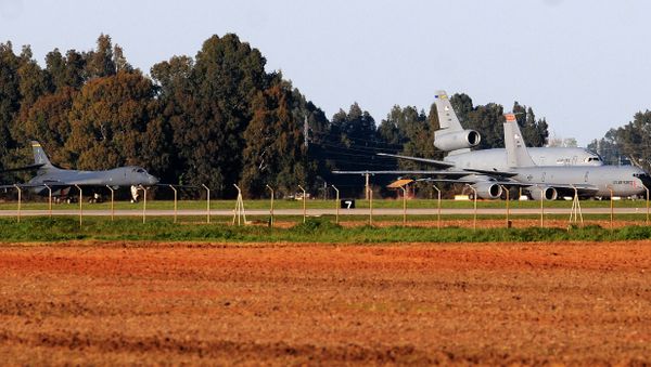 US B1 bomber (L) and tanker aircraft KC135R and KC1O are seen in the air base, in Moron de la Frontera, on March 18, 2011, near Sevilla US B1 bomber (L) and tanker aircraft KC135R and KC1O are seen in the air base, in Moron de la Frontera, on March 18, 2011, near Sevilla - Sputnik International