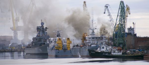 A general view shows smoke rising above a dock at the Zvyozdochka shipyard in the north Russian city of Severodvinsk April 7, 2015 - Sputnik International