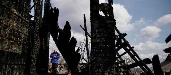 Аn international observer of the Organization for Security and Co-operation in Europe (OSCE) inspects a burnеd house after shelling in the eastern Ukrainian city of Donetsk on April 6, 2015 Аn international observer of the Organization for Security and Co-operation in Europe (OSCE) inspects a burnеd house after shelling in the eastern Ukrainian city of Donetsk on April 6, 2015 - Sputnik International
