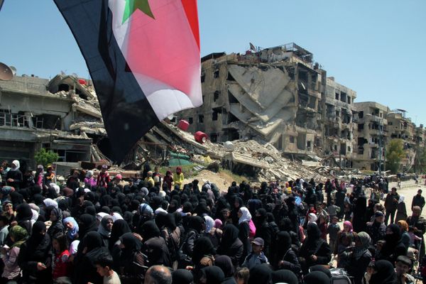 Residents flee the Palestinian refugee camp Yarmouk on the outskirts of Damascus. Clashes between Free Syrian Army fighters and ISIS militants have been going on in the district. Yarmouk residents wait in line to enter the territory controlled by the Syrian government - Sputnik International