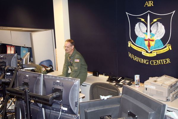 Military personnel operate the Air Warning Center in Cheyenne Mountain complex in 2006. The complex been on warm standby for nearly a decade.  - Sputnik International