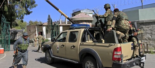 Afghan National Army soldiers (ANA) (R) arrive at the compound of a provincial governor's office in Jalalabad - Sputnik International