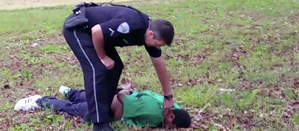 City patrolman Michael Thomas Slager checks Scott's pulse in North Charleston, S.C City patrolman Michael Thomas Slager checks Scott's pulse in North Charleston, S.C - Sputnik International